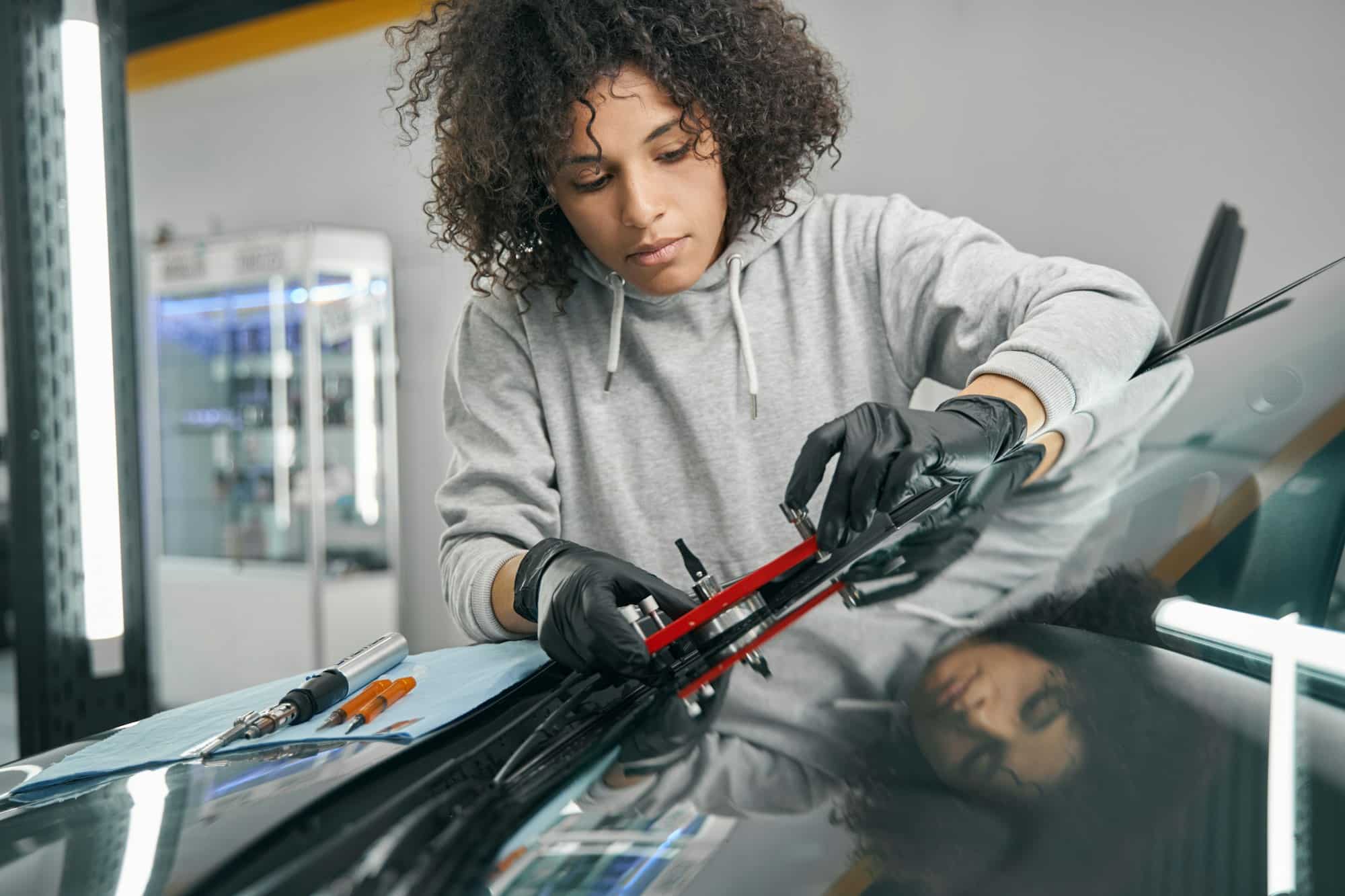 ALAIS Automobile à Oignies (62590) vous accompagne pour la réparation d’impact, le remplacement de pare-brise, le vitrage automobile, les démarches bris de glace et le calibrage ADAS selon le véhicule.